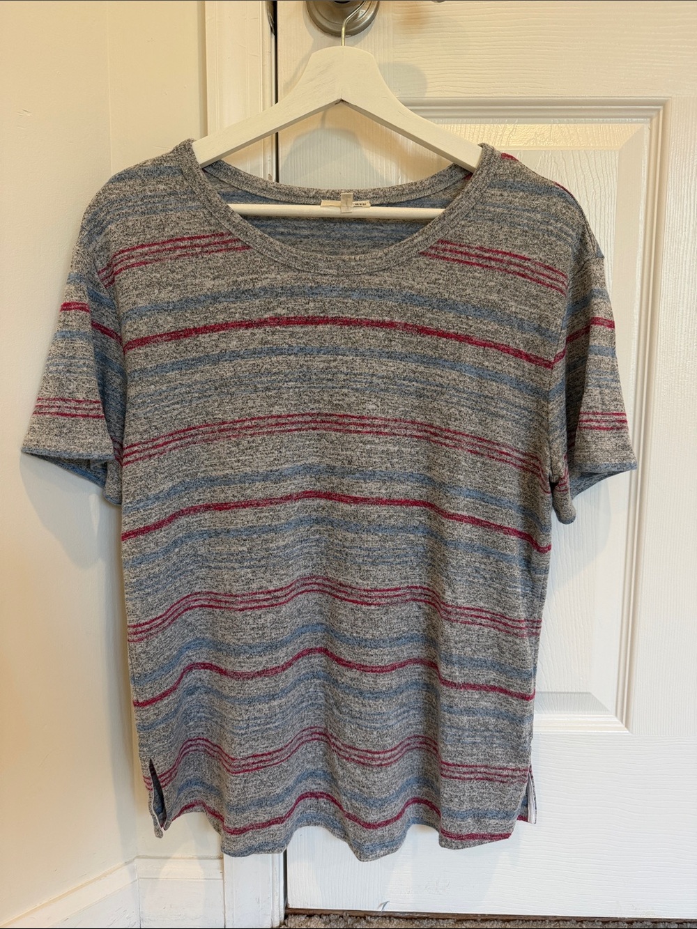 Vintage ARITZIA WILFRED FREE - Heather Gray & Burgundy Striped Short Sleeve Tee